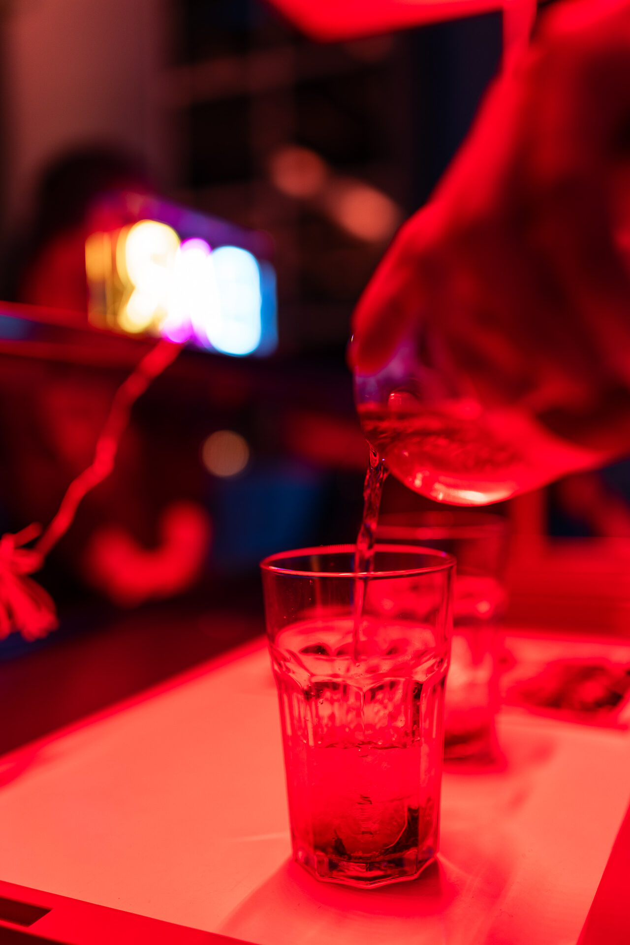 Cocktail wird an der Bar eingeschenkt