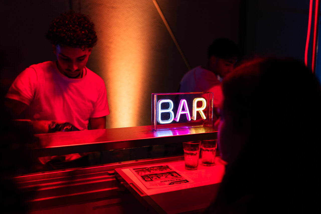 Cocktailbar mit BAR Leuchtschrift
