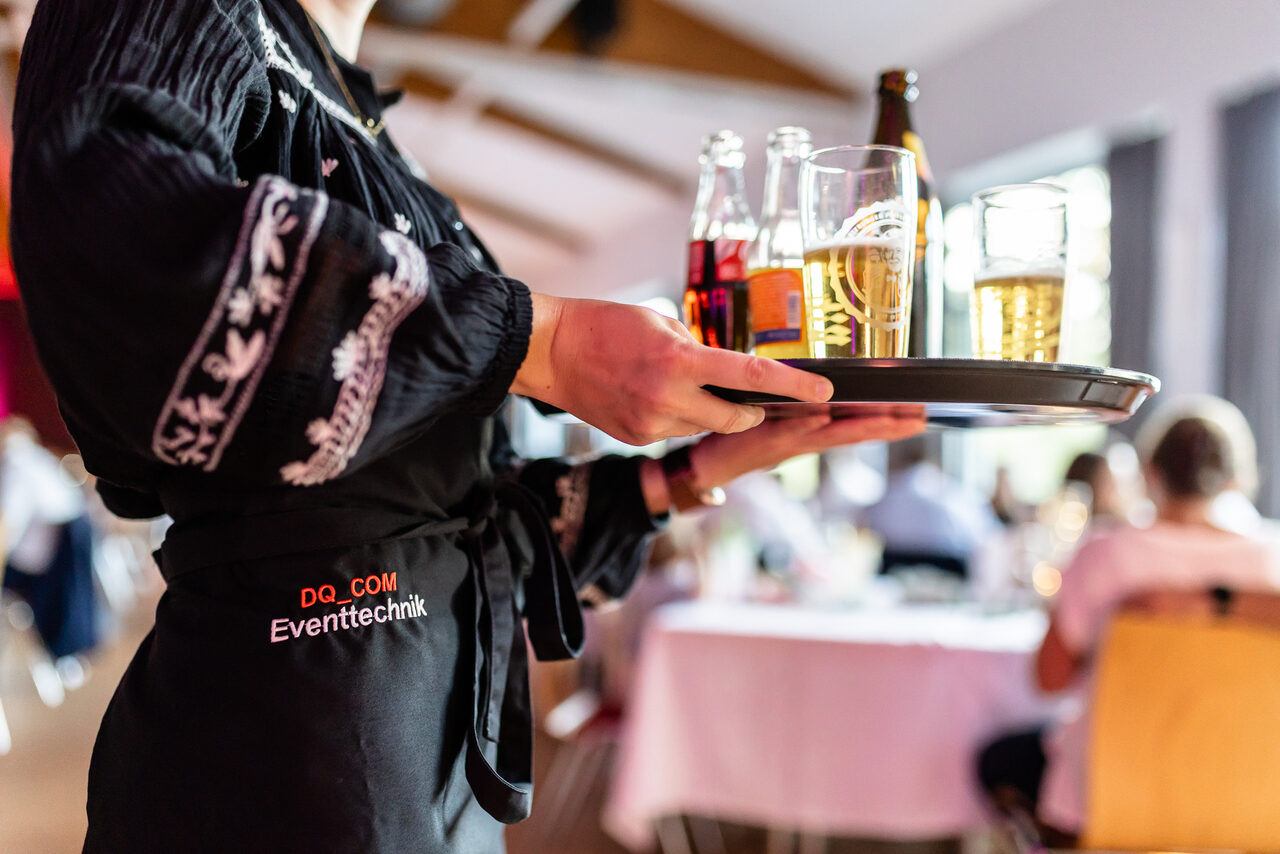DQ_COM Eventtechnik Servicekraft mit Getraenketablett