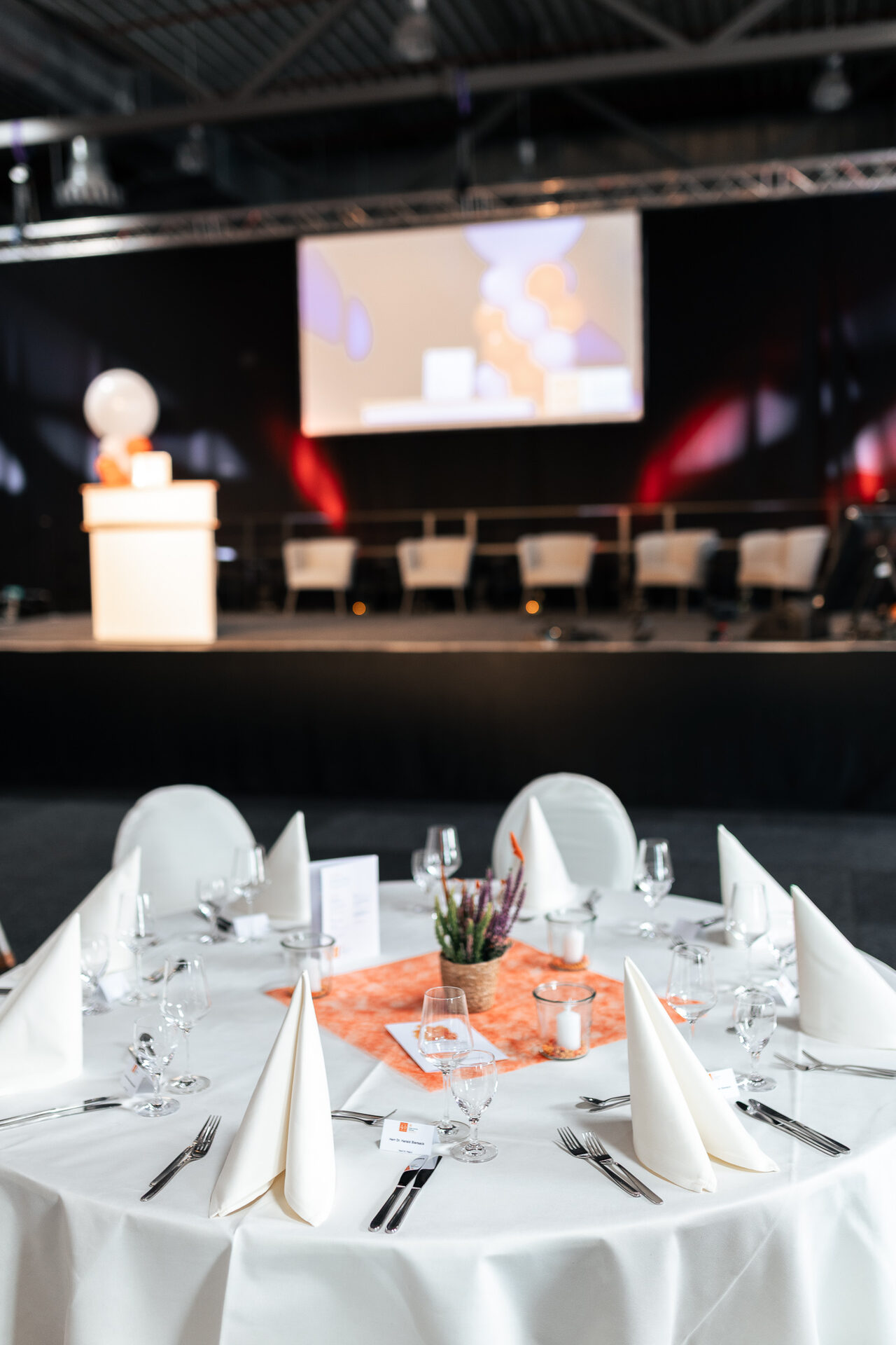 Buehne und Tischdetail bei der Gala