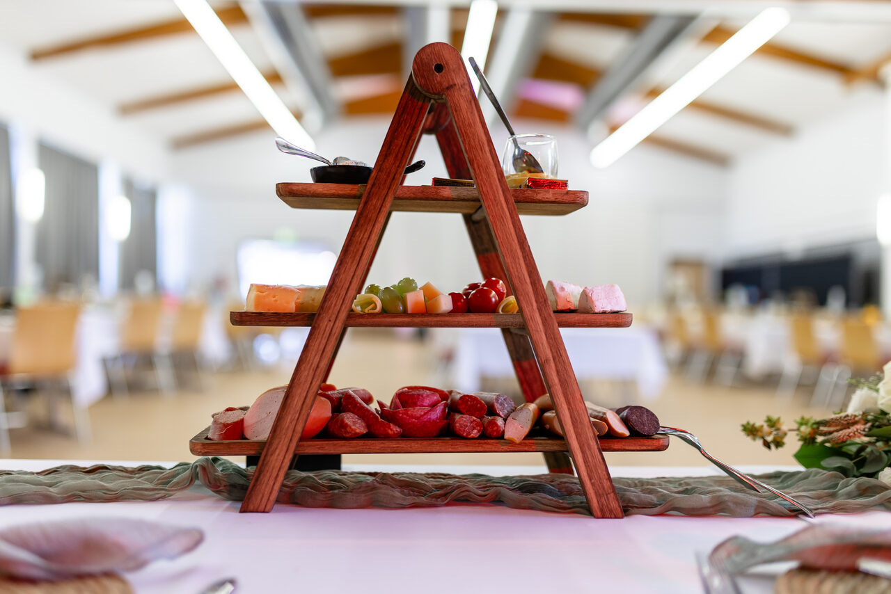 Kaese- und Wurstplatte auf Etagere Hochzeit