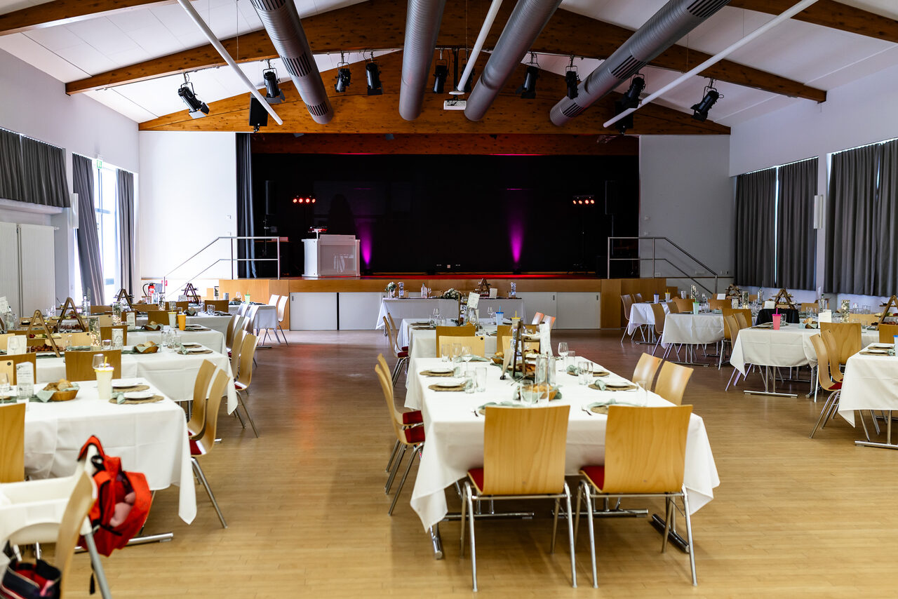 Festsaal Trier Hochzeit mit Buehne und gedeckten Tischen