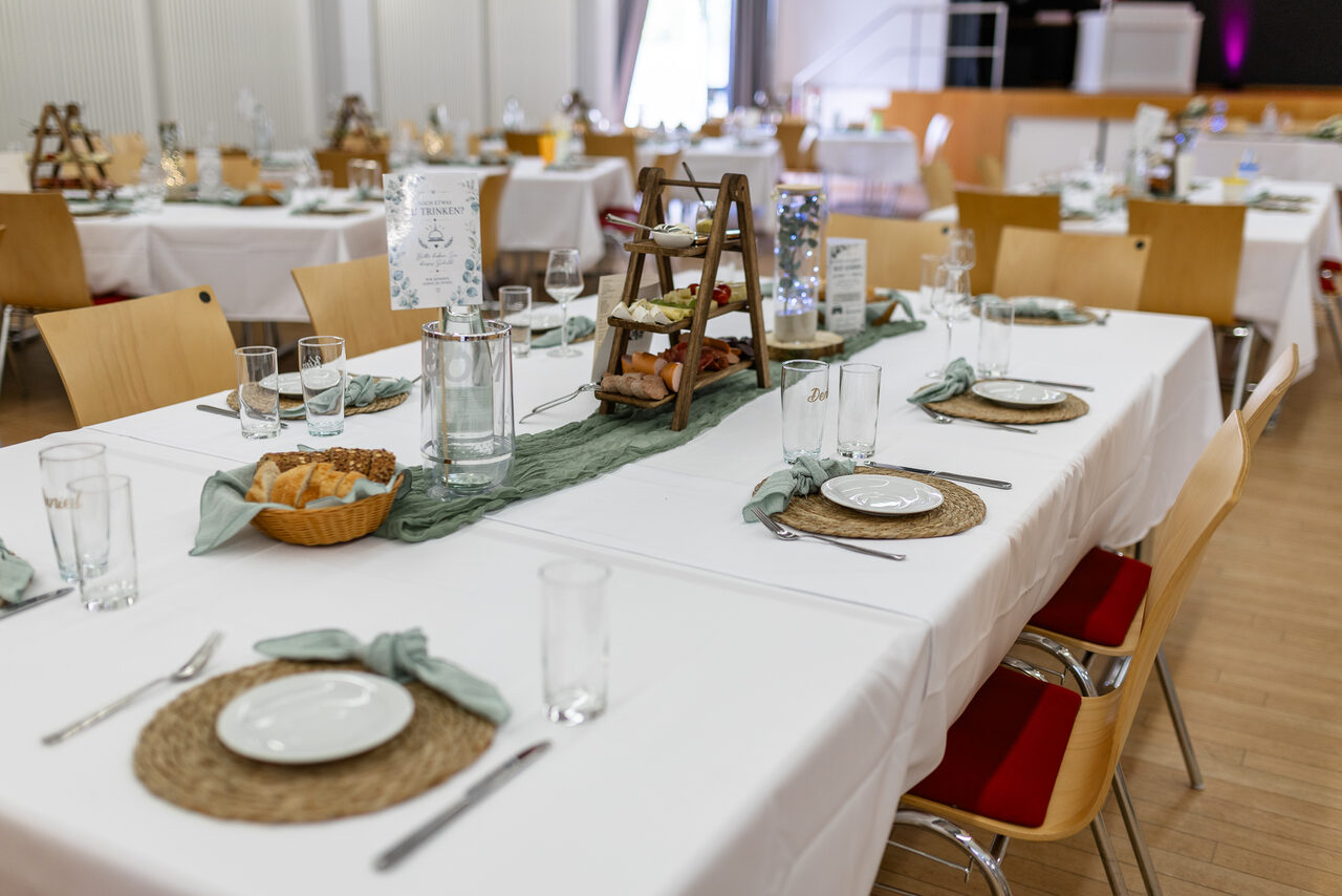 Lange Hochzeitstafel mit Etagere und Tischdeko